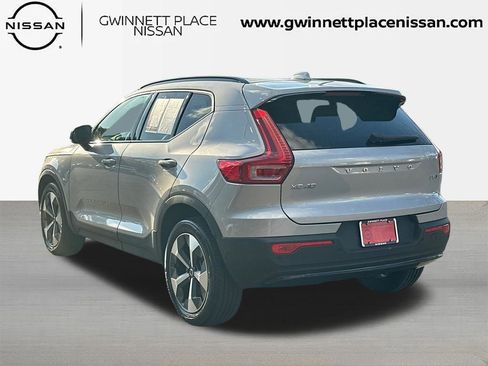Used 2024 Volvo XC40 B5 Core image 7