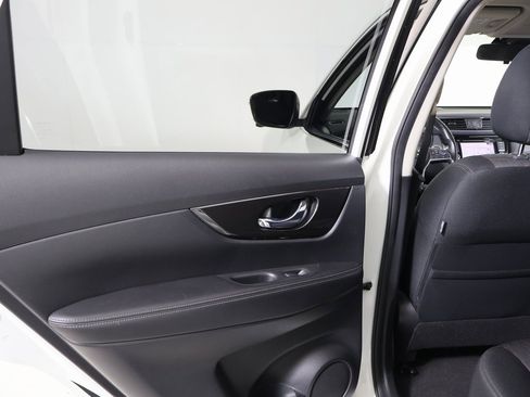 Used 2019 Nissan Rogue SV w/ Premium Package image 17