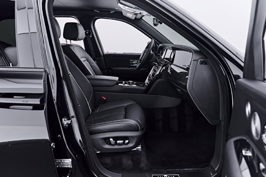 Used 2025 Rolls-Royce Cullinan Black Badge AWD/4WD image 32