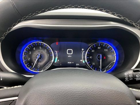 Used 2024 Chrysler Pacifica Touring-L FWD image 20