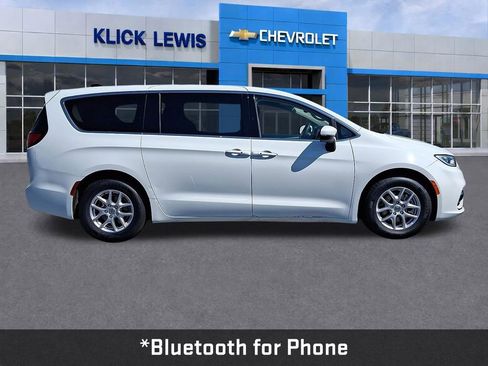 Used 2023 Chrysler Pacifica Touring-L FWD image 9