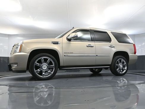 Used 2011 Cadillac Escalade Luxury image 57