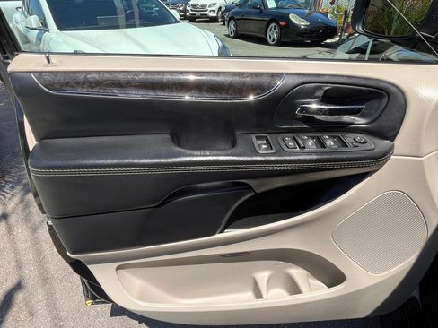 Used 2015 Chrysler Town & Country Touring FWD image 22