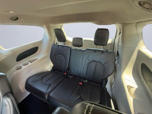 Used 2024 Chrysler Pacifica Touring-L FWD image 18