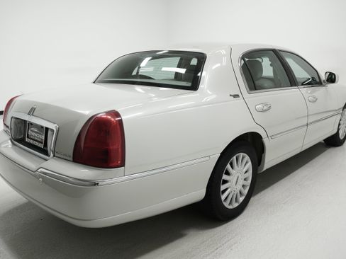 Used 2005 Lincoln Town Car Signature Limited image 3