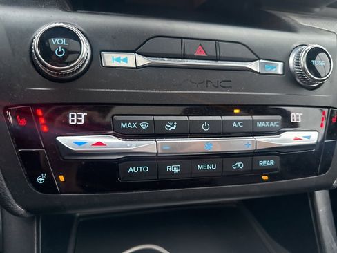 Used 2020 Ford Explorer XLT w/ Equipment Group 202A image 11