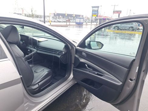 Used 2023 Hyundai Elantra Limited image 16