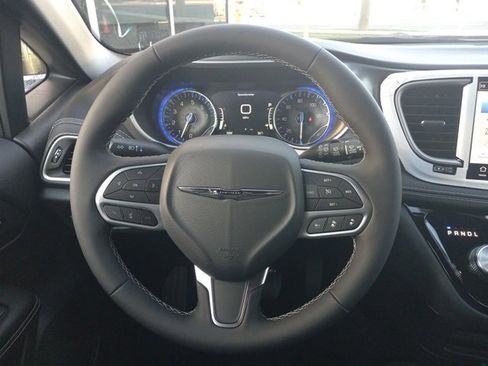 New 2026 Chrysler Pacifica Select image 4