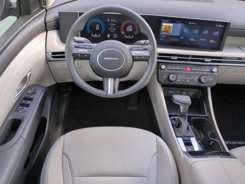 Certified 2025 Hyundai Tucson SE image 15