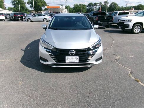 Used 2025 Nissan Versa SV FWD image 3