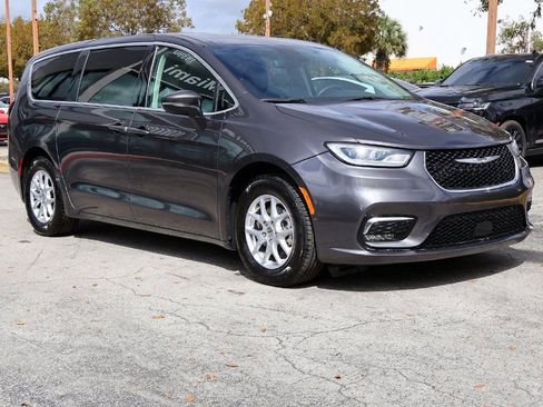 Used 2023 Chrysler Pacifica Touring-L FWD image 2