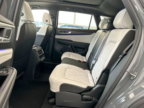 Certified 2025 Volkswagen Atlas Cross Sport SEL Premium R-Line AWD/4WD image 34