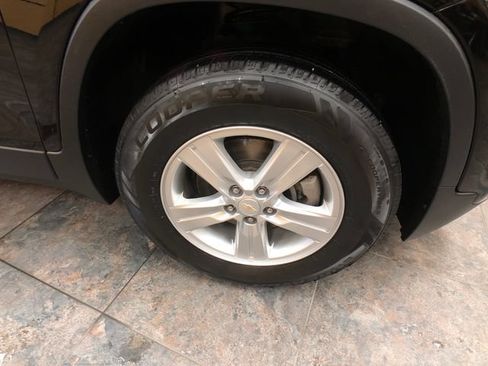 Used 2022 Chevrolet Trax LT w/ LT Convenience Package AWD/4WD image 9