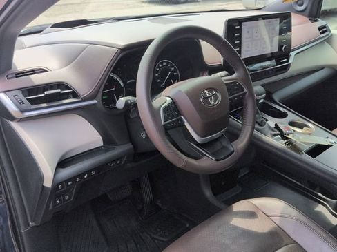 Used 2022 Toyota Sienna Platinum AWD/4WD image 12