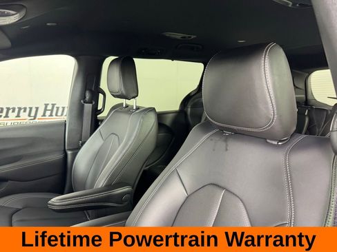 Used 2025 Chrysler Pacifica Select FWD image 10