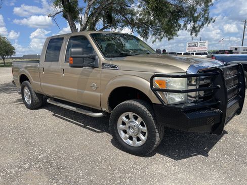 Used 2011 Ford F250 Lariat w/ Lariat Interior Pkg image 3