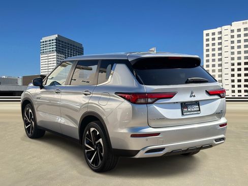 Used 2024 Mitsubishi Outlander 4WD Plug-In Hybrid image 3