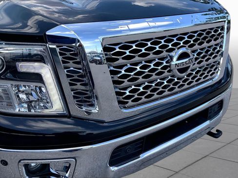 Used 2019 Nissan Titan SL w/ Chrome Package AWD/4WD image 30