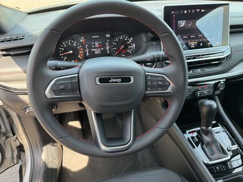 Used 2025 Jeep Compass Trailhawk w/ Trailer Tow Group AWD/4WD image 19