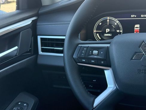 New 2025 Mitsubishi Outlander SE image 10
