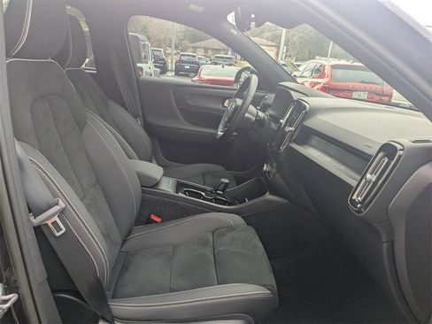 Used 2023 Volvo XC40 Recharge Ultimate image 13