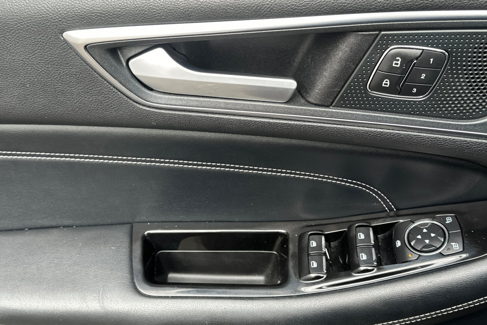 Used 2020 Ford Edge Titanium FWD image 11