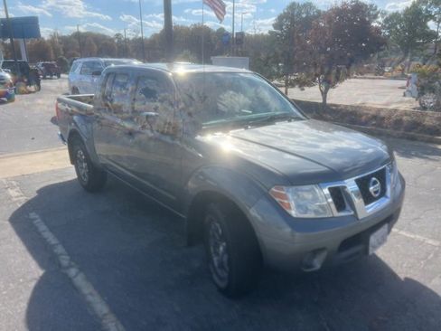 Used 2019 Nissan Frontier SV image 3