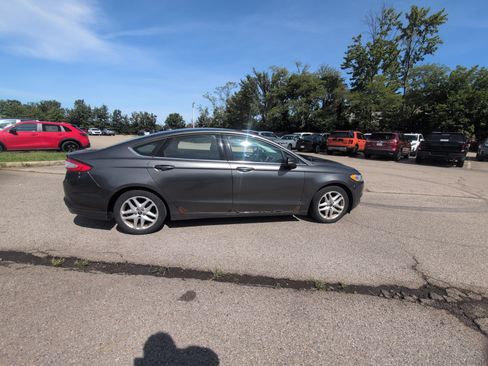 Used 2016 Ford Fusion SE FWD image 2