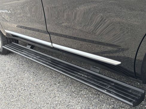 Used 2021 GMC Yukon Denali w/ Denali Premium Package image 11