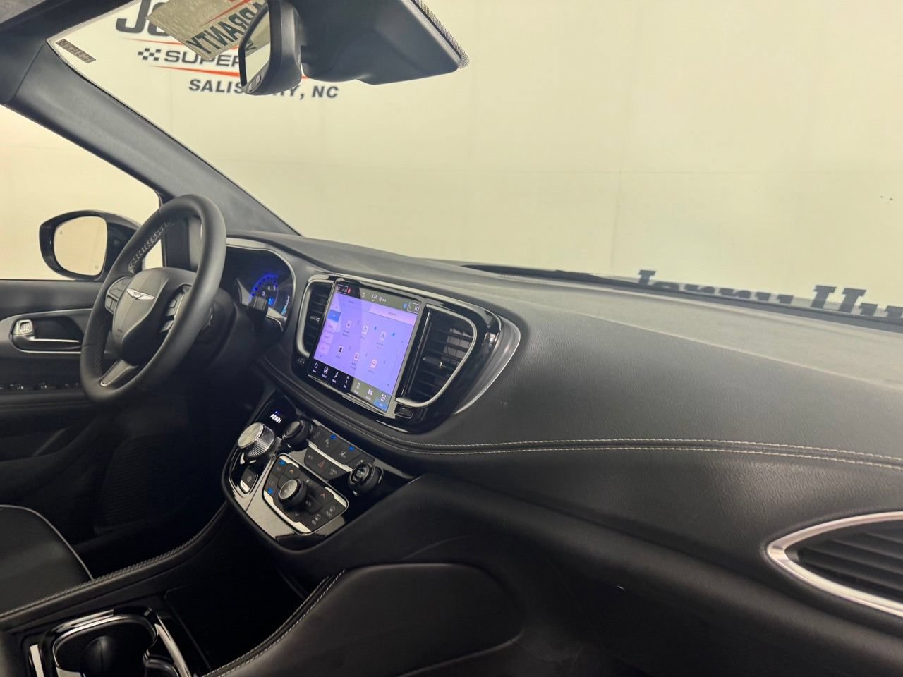 Used 2025 Chrysler Pacifica Limited FWD image 33