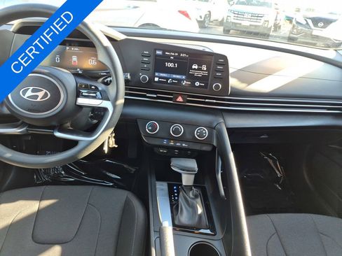 Used 2025 Hyundai Elantra SE image 24