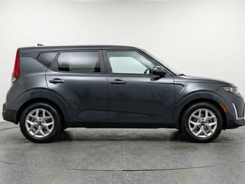 Used 2025 Kia Soul LX w/ LX Technology Package FWD image 11