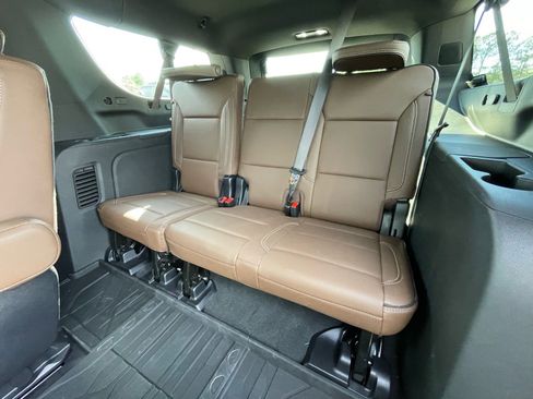 Used 2025 Chevrolet Suburban High Country AWD/4WD image 17