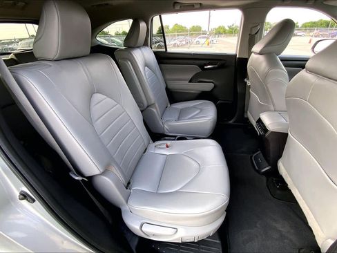 Used 2022 Toyota Highlander XLE FWD image 19