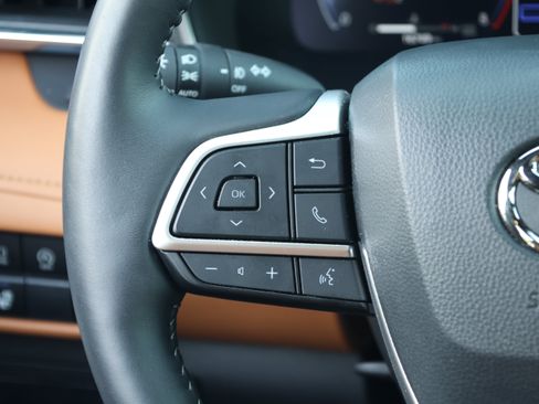 Used 2025 Toyota Highlander Platinum AWD/4WD image 18