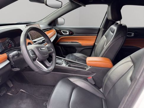 Used 2025 Jeep Compass Limited image 4