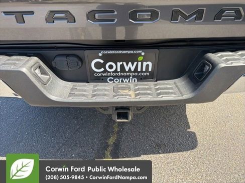 Used 2018 Toyota Tacoma TRD Off-Road AWD/4WD image 12