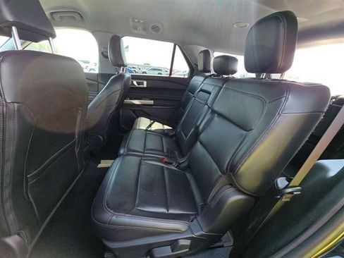 Used 2023 Ford Explorer XLT w/ Equipment Group 202A AWD/4WD image 4