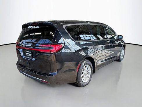Used 2023 Chrysler Pacifica Touring-L FWD image 10