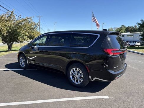 Used 2026 Chrysler Pacifica Select AWD/4WD image 4
