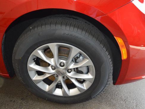 Used 2025 Chrysler Pacifica Select AWD/4WD image 4