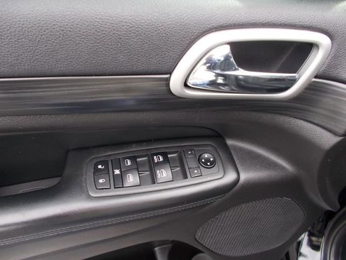 Used 2019 Jeep Grand Cherokee Altitude image 28