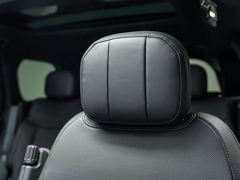 Used 2025 Land Rover Range Rover SE image 14