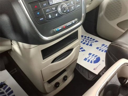 Used 2014 Chrysler Town & Country Touring-L w/ Driver Convenience Group image 25