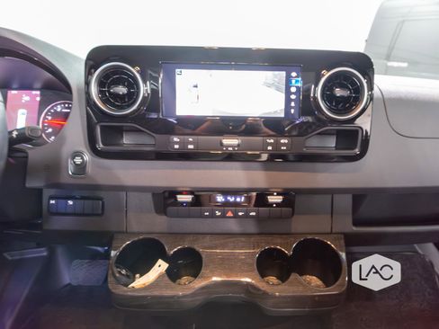 Used 2022 Mercedes-Benz Sprinter 2500 image 9