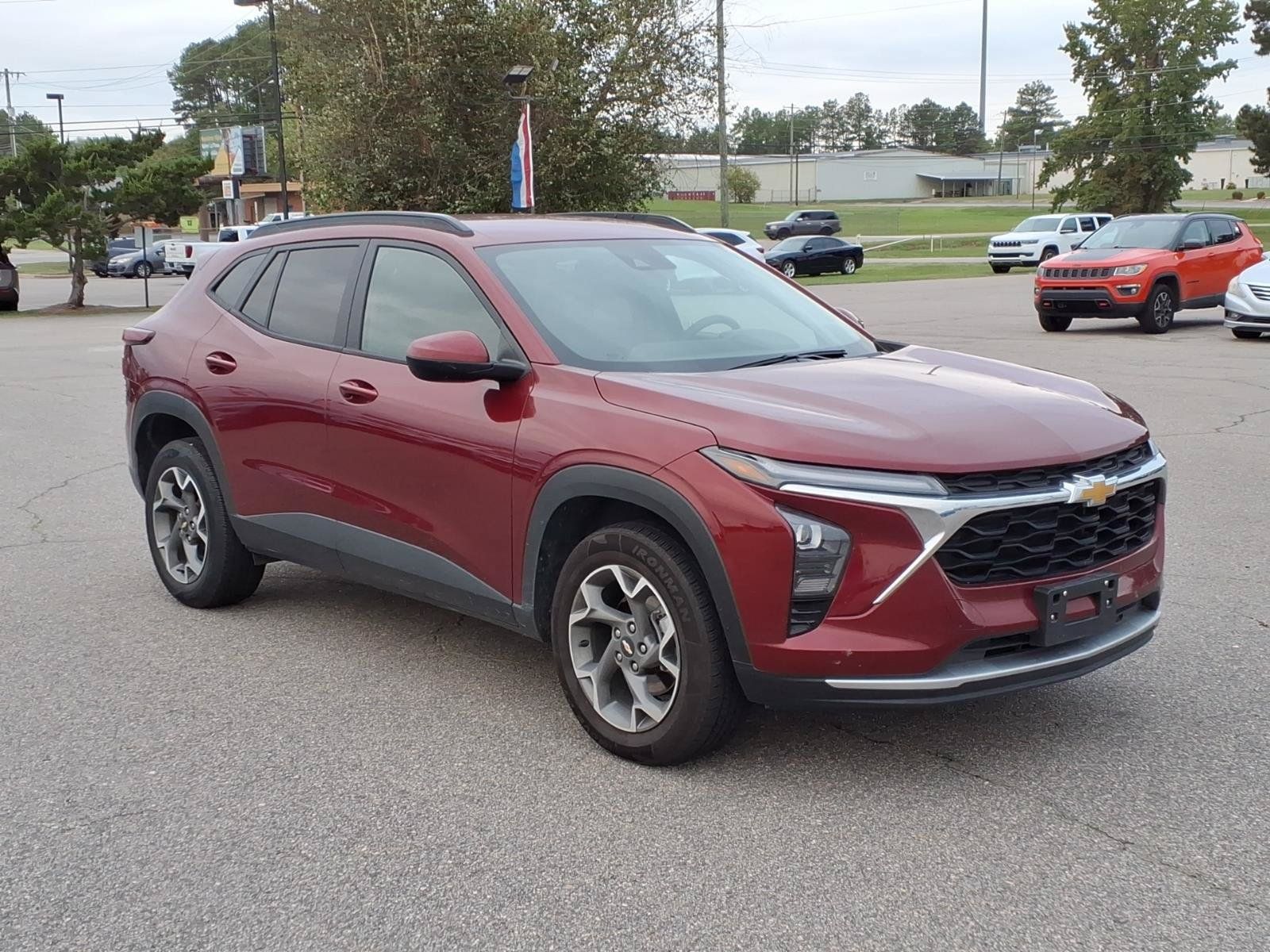Used 2025 Chevrolet Trax LT FWD image 7