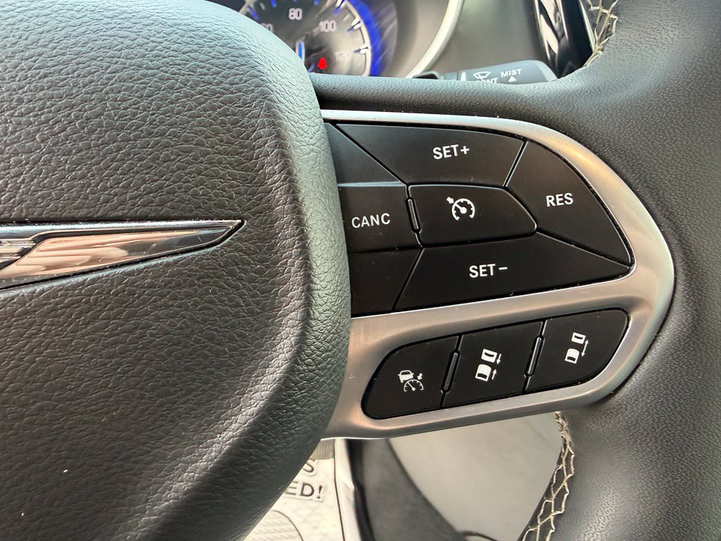 Used 2025 Chrysler Pacifica Select FWD image 28