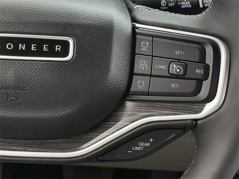 Used 2024 Jeep Wagoneer L Series II image 15