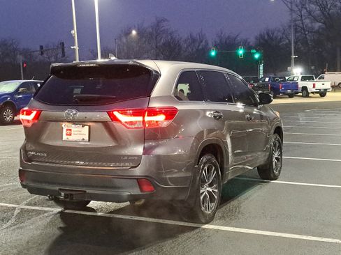 Certified 2018 Toyota Highlander Plus w/ Carpet Mat Package (TMS) image 5