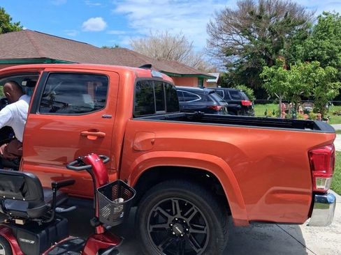 Used 2017 Toyota Tacoma SR5 w/ Tow Package RWD image 4